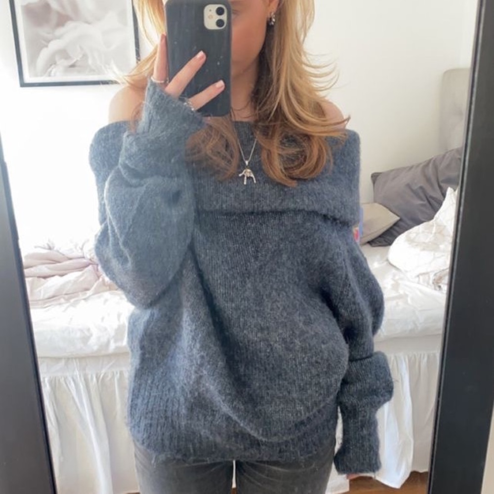 H&M OFF THE SHOULDER SWEATER SIZE SMALL